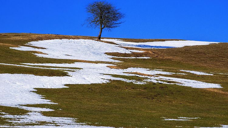 Warme Saharaluft strömt nach Norden und lässt den Schnee schmelzen.