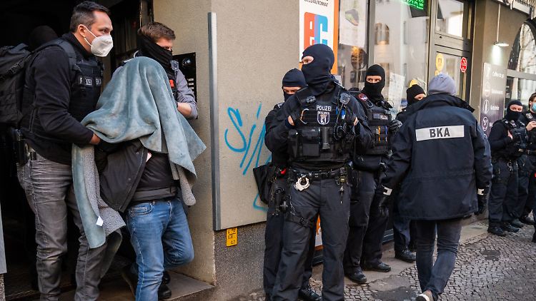 Festnahme bei der Großrazzia am Morgen in Berlin: Die Ermittler berufen sich für den Haftbefehl auf entschlüsselte Chats.