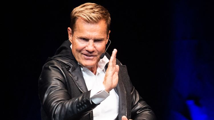 Nein, er zeigt hier nicht die Stellung seiner Zehen nach dem Unfall: Dieter Bohlen (bei einer Veranstaltung im November 2019).