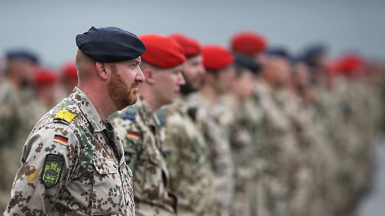 Bundeswehr-Fregattenkapitän Michael Hinz und sein Logistikbataillon sind seit Juni in Afghanistan stationiert. Zusammen mit insgesamt 10.000 Soldaten aus Nato-Ländern.  