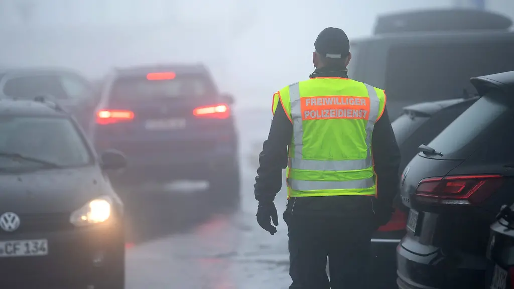 Beim-freiwilligen-Polizeidienst-handelt-es-sich-um-ein-Ehrenamt-Die-Buergerinnen-und-Buerger-unterstuetzen-die-Polizeibehoerden-bei-der-Erfuellung-ihrer-Aufgaben