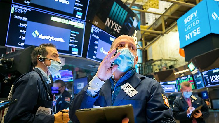 Diese Tage sind nichts für schwache Nerven: Die Wall Street schließt nach Kapriolen im Plus.