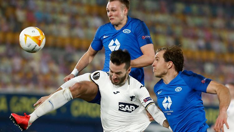 Kein Durchkommen: Hoffenheims Adamyan im Kampf um den Ball.