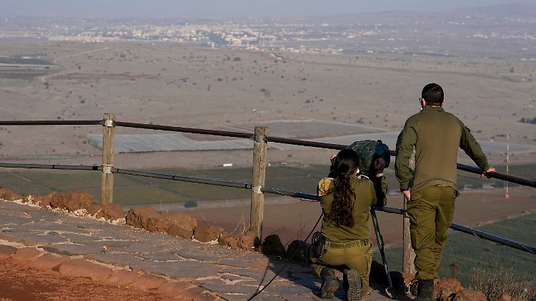 Israelische Soldaten blicken von den Golanhöhen auf Syrien.