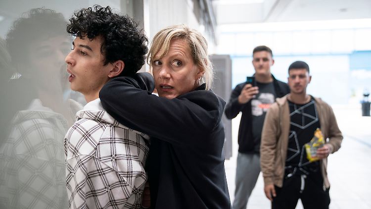 Nach der gewalttätigen Festnahme von Hakim Khaled (Shadi Eck) wird Kommissarin Martina Bönisch (Anna Schudt) Rechtsextremismus vorgeworfen.