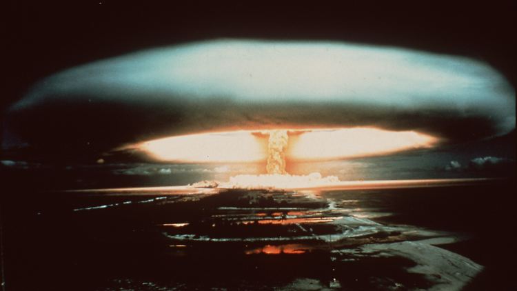 Nach der Explosion einer französischen Atombombe 1971 schwebt dieser riesige Atompilz über dem Mururoa-Atoll.