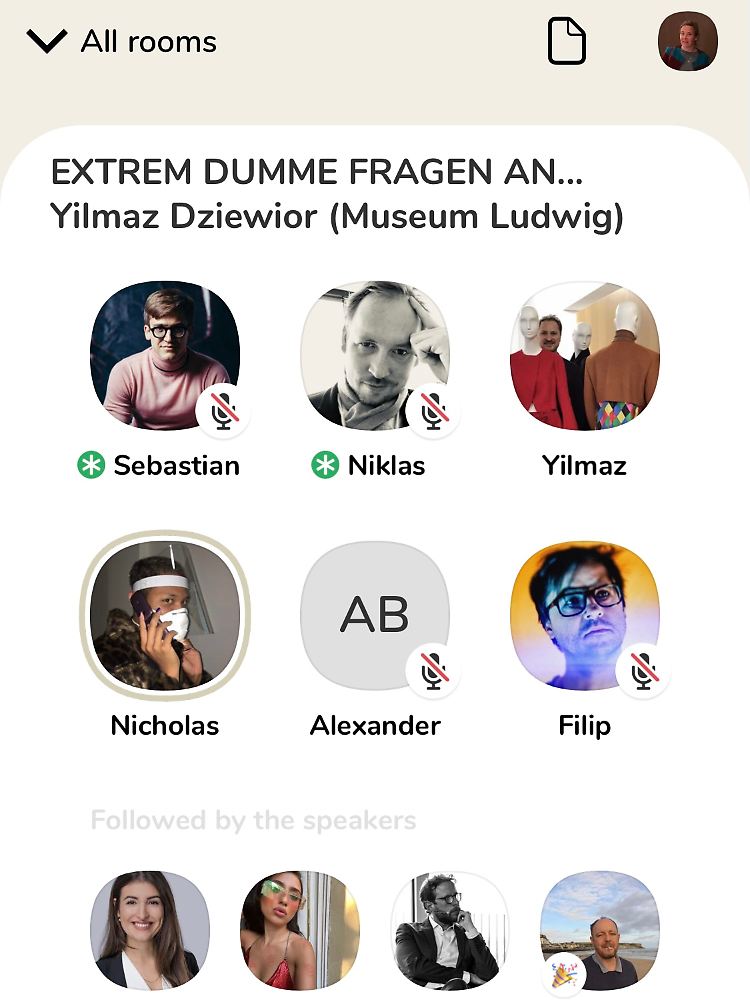 Die Kunstszene versammelt sich derzeit abends im Clubhaus und 500 Menschen hören zu.