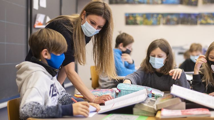 Masken können das Infektionsrisiko für Lehrkräfte und Kinder deutlich senken, Schnelltests und Impfungen sollten aber schnell kommen, um sicheren Unterricht in der Pandemie zu ermöglichen.