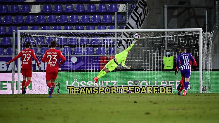 Bochums Keeper Manuel Riemann streckte sich gewaltig, musste aber trotzdem einmal hinter sich greifen und verlor mit dem VfL.