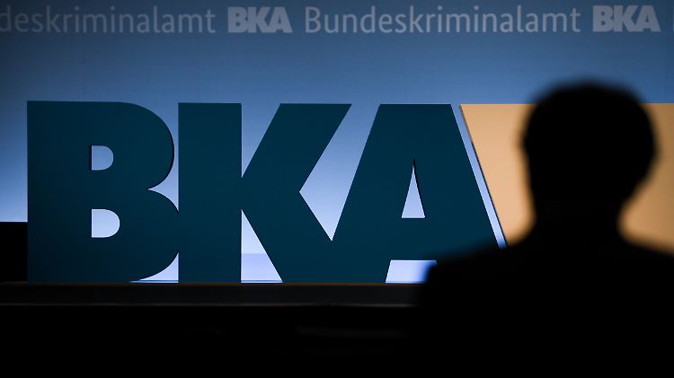 Name und Adresse, IP-Adresse, Handynummer, Bankverbindung: Wer Hass-Kommentare verbreitet, muss mit einem Eintrag ins BKA-Register rechnen.