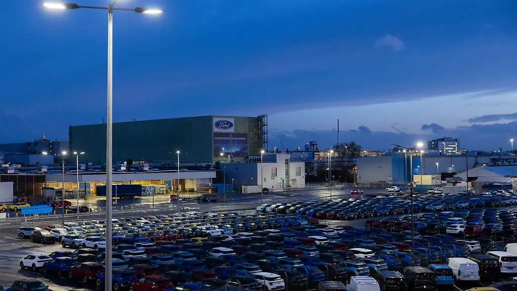 Die-Stellenabbauplaene-in-den-Koelner-Ford-Werken-bewegen-weiterhin-die-Belegschaft-Rund-8-000-Beschaeftigte-kamen-am-Dienstag-zu-einer-Betriebsversammlung