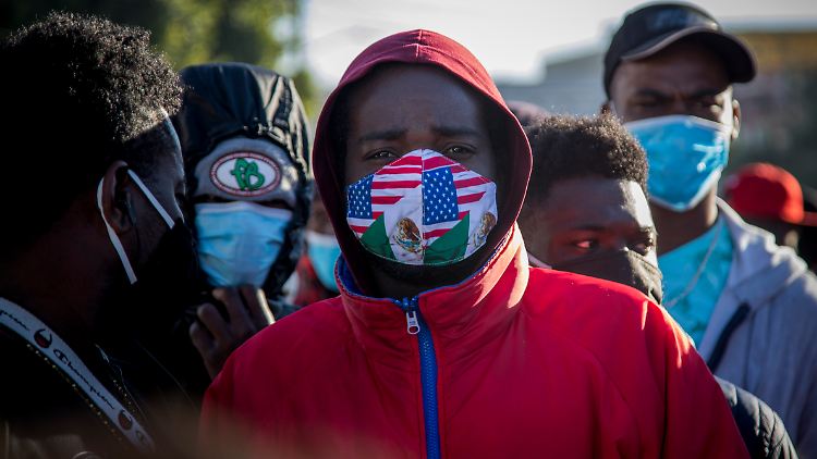 Ein Migrant aus Haiti wartet darauf, einen Asylantrag stellen zu dürfen.
