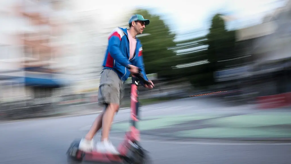 Fahrer-auf-dem-E-Scooter-missachteten-bei-einer-Zaehlung-besonders-oft-die-roten-Ampeln