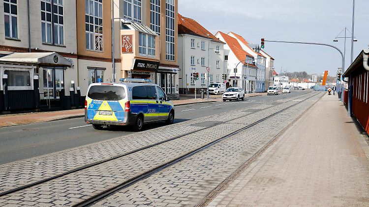 Wegen sich schnell ausbreitender Coronavirus-Varianten gelten seit Mitternacht in Flensburg nochmals verschärfte Regeln.