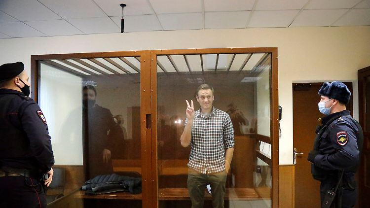 Oppositionsführer Alexej Nawalny in einem Käfig im Babuskinsky Bezirksgericht, wo am Vormittag das Straflager-Urteil gegen ihn bestätigt wurde.