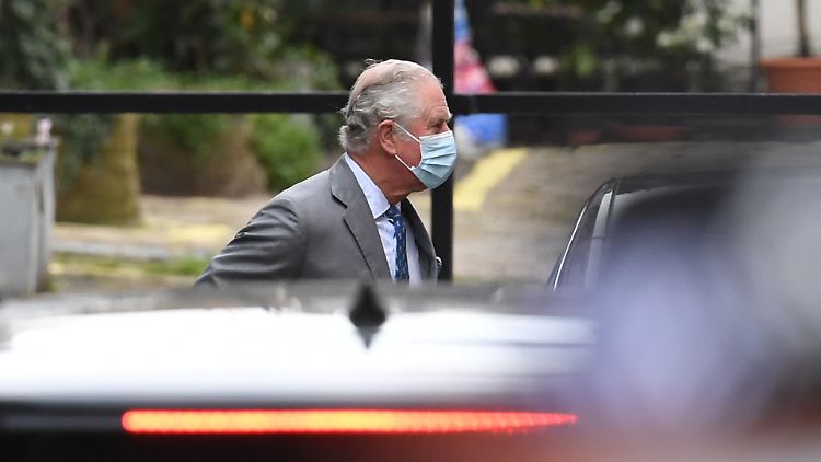 Der britische Thronfolger kam für eine Stippvisite ins Krankenhaus.