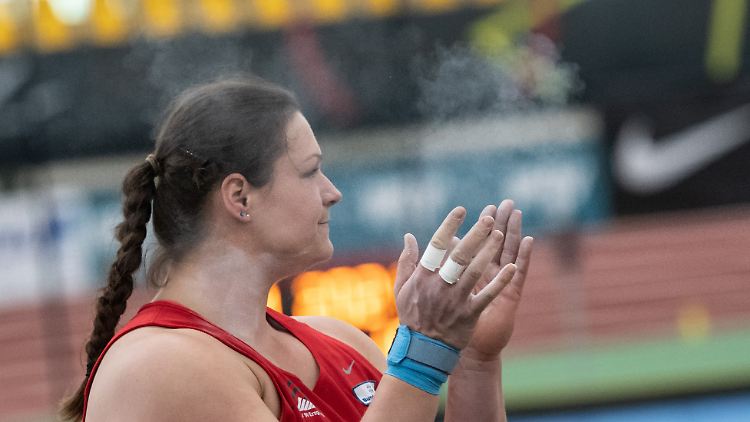 Christina Schwanitz ist nicht zufrieden mit ihrem Wettkampf. Über ihren nächsten deutschen Meistertitel kann sie sich aber freuen.