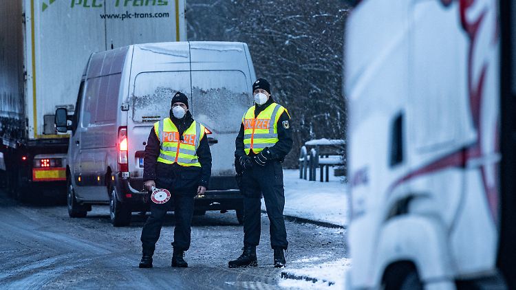 Bundespolizisten kontrollieren auf einem Parkplatz kurz nach der deutsch-tschechischen Grenze.