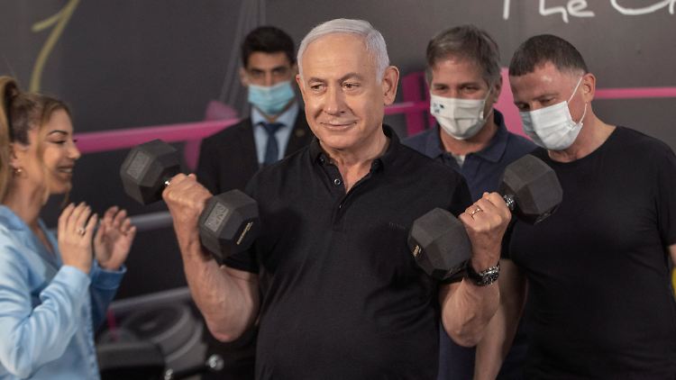Fit und geimpft: Netanjahu gibt sich zur Wiedereröffnung eines Fitnessstudios die Ehre.