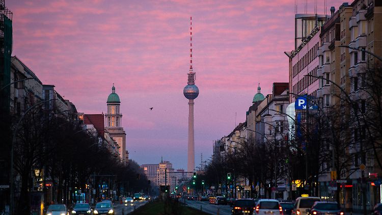 Die Sonnenauf- und -untergänge bieten derzeit ein besonders farbintensives Schauspiel.