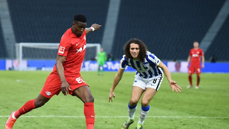 Herthas Matteo Guendouzi schaut Nordi Mukiele sorgenvoll beim Abschluss zu. Das ist zu wenig im Abstiegskampf.