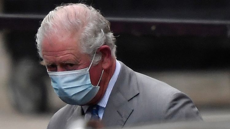Sichtlich bewegt hatte Prinz Charles nach seinem Besuch das Krankenhaus wieder verlassen.