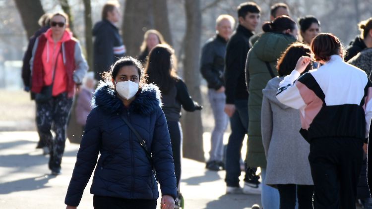 Bei schönem Wetter kann es auch im Park recht voll werden - besser Maske auf?