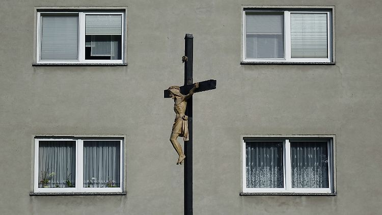 Jesus vor einem Mietshaus im brandenburgischen Neuzelle: Mangelnde Aufklärung von Missbrauch im Erzbistum Köln erschüttert die katholische Kirche in ganz Deutschland.