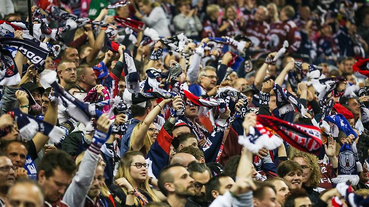 Eishockeyfans in der Berliner Mercedes-Benz-Arena. Einen Teil von ihnen will der Veranstalter schnell zurückholen.