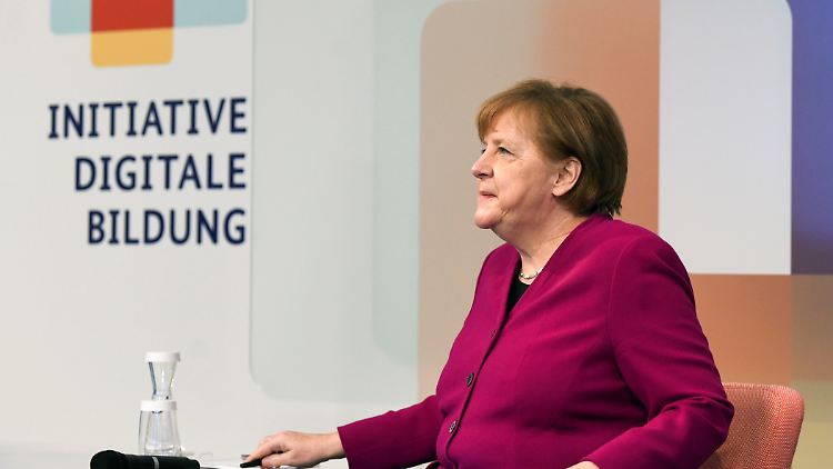 Merkel hatte schon vorab in ihrem Videopodcast erklärt, es gehe bei der Initiative darum, das Lernen mit digitalen Angeboten weiter zu verbessern.
