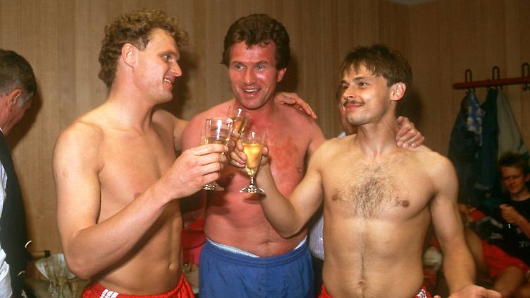 Meisterfeier 1989 in der Kabine: Roland Wohlfarth, Trainer Jupp Heynckes und Olaf Thon vom FC Bayern.