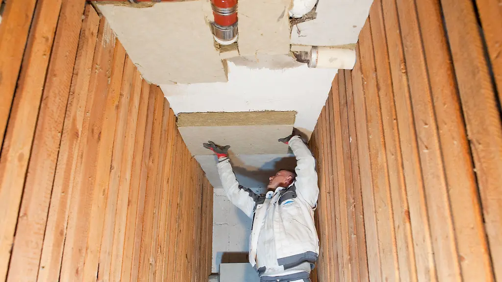 Manchmal-sollte-besser-ein-Profi-ran-wer-seinen-Keller-daemmen-will-sollte-sich-vorab-auf-jeden-Fall-beraten-lassen