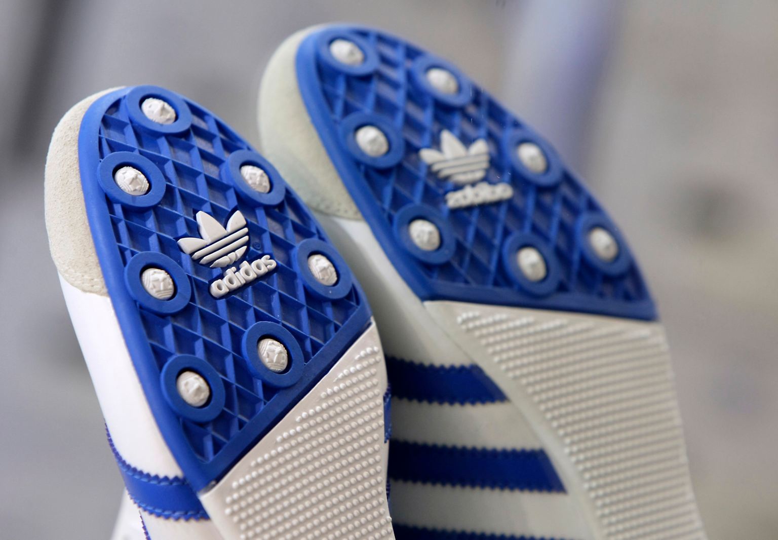 Adidas hat sich für 2011 ehrgeizige Wachstumsziele gesetzt. So will der nach dem US-Konzern Nike zweitgrößte Sportartikelhersteller schneller wachsen als der Markt, der Gewinn soll überproportional steigen.