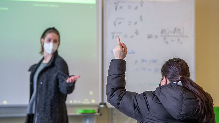Zum Abstand halten und Maske tragen sollen nun auch geimpfte Lehrerinnen und Lehrer hinzukommen.