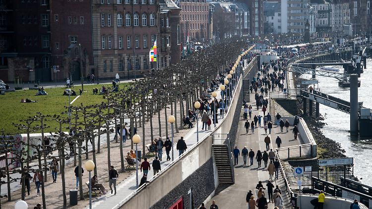 Die Düsseldorfer Rheinuferpromenade sieht am Wochenende nicht nach Infektionsschutz aus.