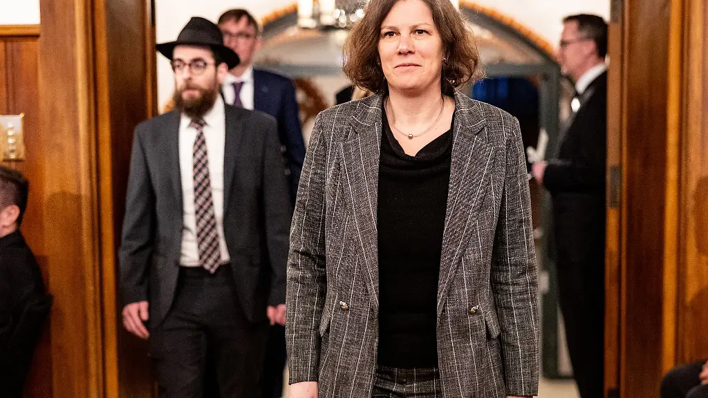 Landtagspraesidentin-Kristina-Herbst-mahnte-nie-wieder-darf-so-etwas-geschehen