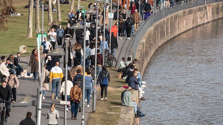 Ausflügler am Frankfurter Mainufer: Ausschläge im Mobilitätsverhalten der Deutschen zeigen sich nur an den Wochenenden. Dann spielt sich das Leben jedoch zumeist im Freien ab.