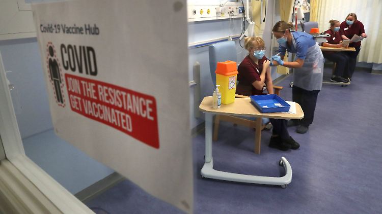 Impfung in einem Krankenhaus im schottischen Edinburgh: Eine große Datenanalyse zeigt, dass schon die erste Impfdosis das Risiko eines Krankenhausaufenthaltes deutlich senkt.