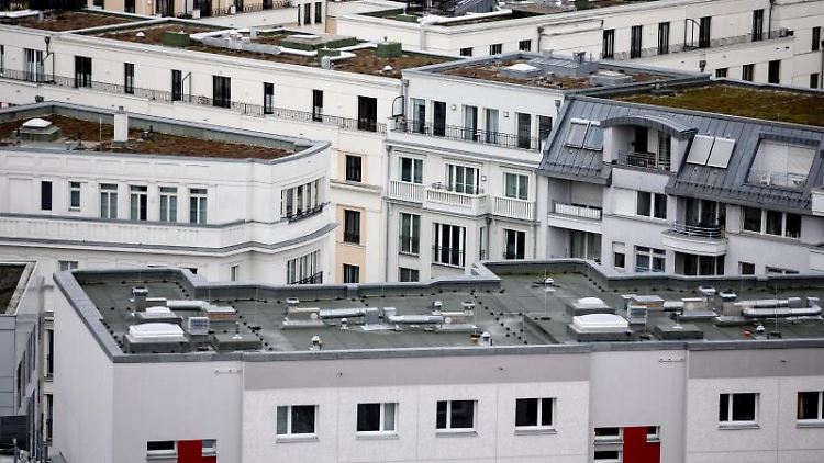 Wohnhäuser sind von oben zu sehen. Foto: Christoph Soeder/dpa/Archivbild