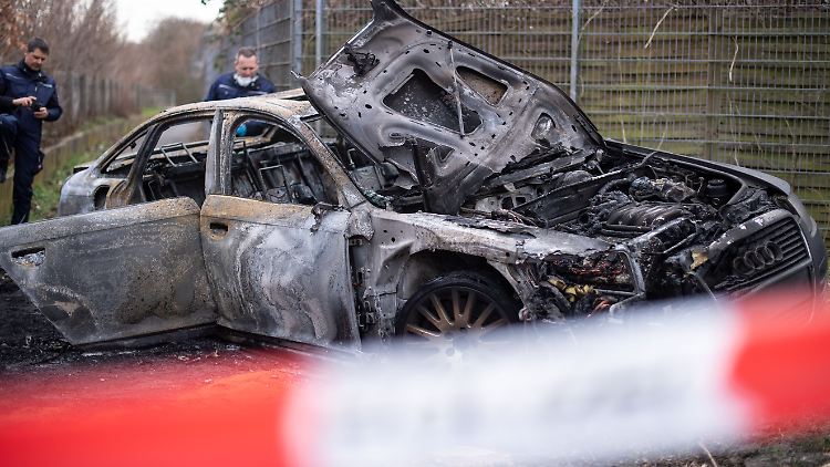 Überreste des Fluchtfahrzeugs: In diesem Audi wurde auch ein Sturmgewehr der Marke AK47 gefunden.
