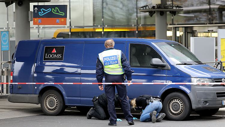 Die Polizei sichert Spuren an dem Geldtransporter, der am Flughafen Köln/Bonn ausgeraubt wurde.