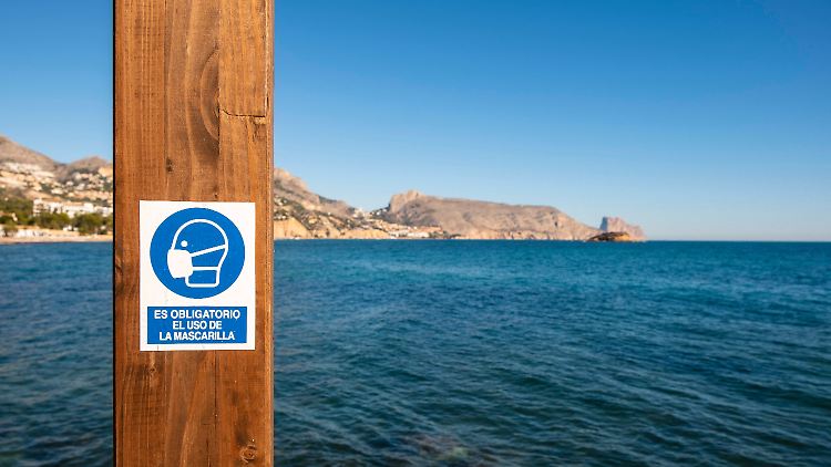 Mit oder ohne Maske durch die Sonne von Alicante schlendern? Den meisten wird's egal sein.