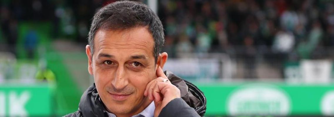 er angeblich vom FC Schalke 04 umworbene Fürther Sportchef Azzouzi hat einen Wechsel im Sommer zum Noch-Erstligisten ausgeschlossen. Foto: Daniel Karmann/dpa/Archivbild
