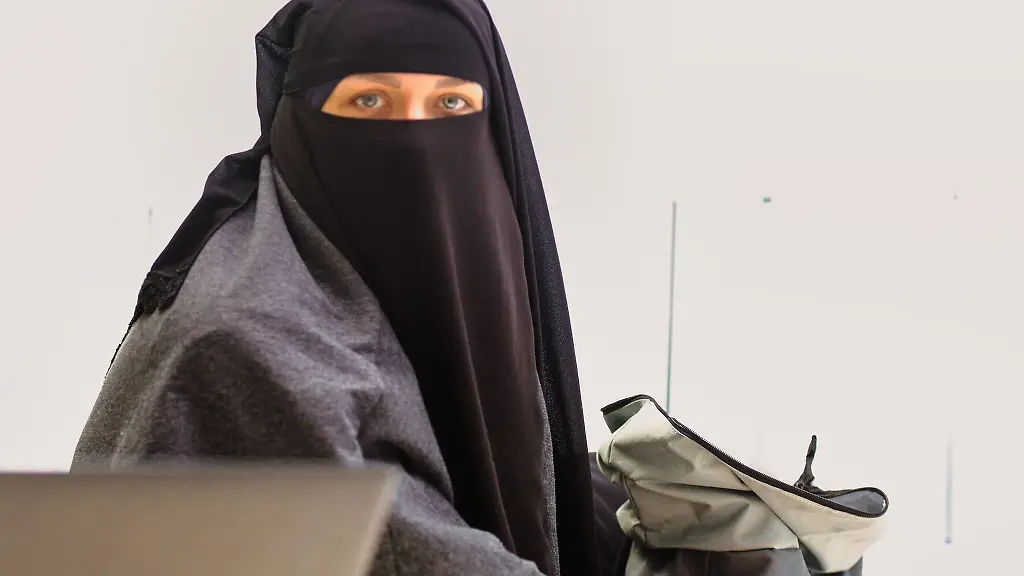 Die-Klaegerin-will-aus-religioesen-Gruenden-mit-Verschleierung-Auto-fahren-duerfen