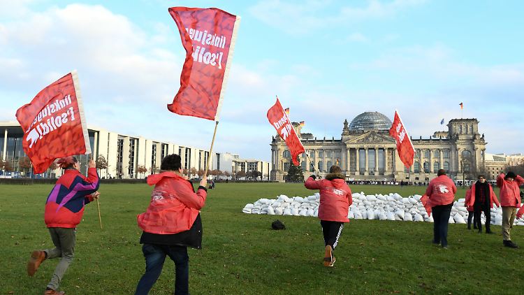 "Die schwarze Null gehört auf den Scheiterhaufen der Wirtschaftspolitik", sagt Rebekka Grotjohann von der Linksjugend. 