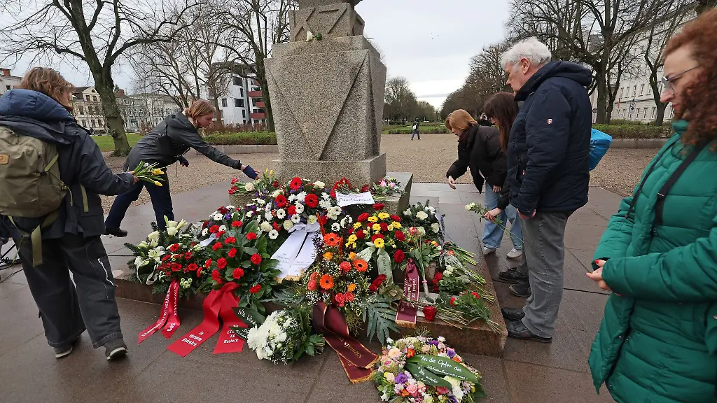 An-mehreren-Orten-in-Mecklenburg-Vorpommern-ist-am-Holocaust-Gedenktag-an-die-Opfer-der-NS-Barbarei-erinnert-worden-zum-Beispiel-in-Rostock