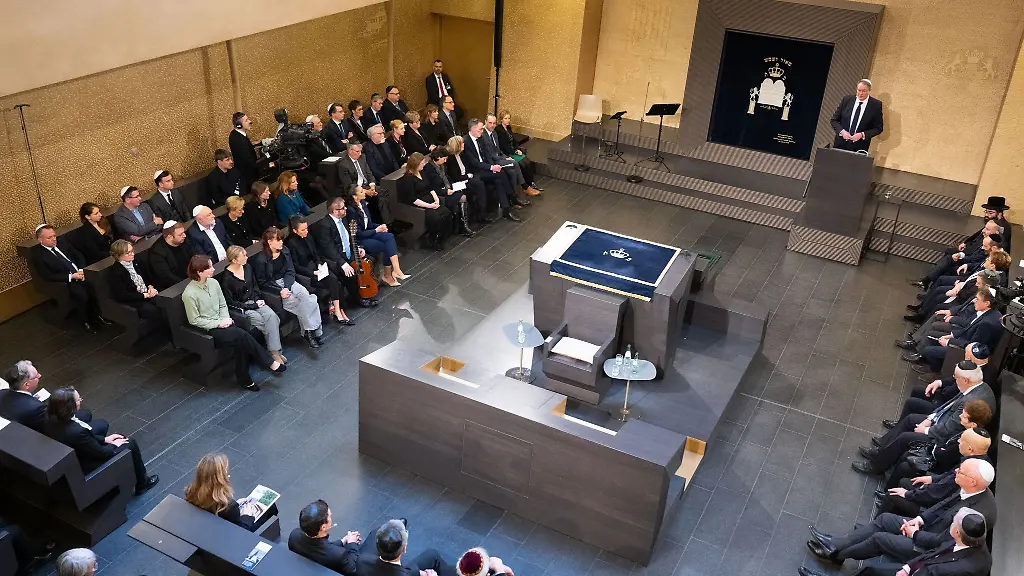 Blick-aus-der-Mainzer-Synagoge-ueber-den-Atlantik-Ministerpraesident-Schweitzer-thematisiert-in-der-Plenarsitzung-des-Landtages-zum-Gedenken-an-die-Opfer-des-Nationalsozialismus-Aussagen-des-US-Milliardaers-Musk