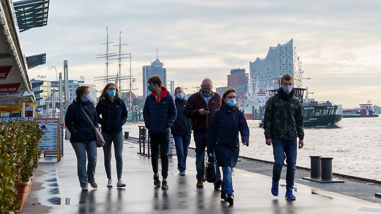 Spazierengehen am Hamburger Hafen bleibt möglich, ansonsten müssen sich die Menschen in der Hansestadt wieder auf mehr Einschränkungen einstellen.