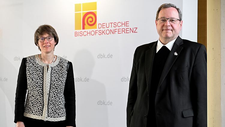 Der Vorsitzende der Bischofskonferenz, Georg Bätzing, stellt Beate Gilles als neue Generalsekretärin vor.
