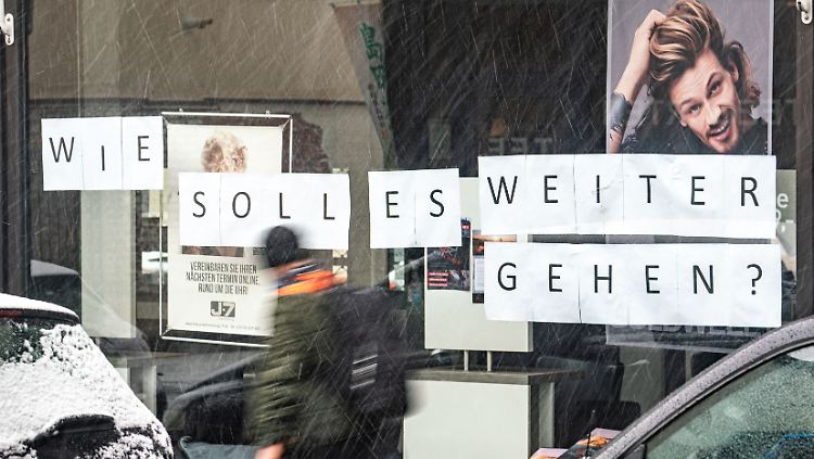 "Wie soll es weitergehen?", fragt ein Friseur in Bad Homburg mit einem Schriftzug in seinem Schaufenster.